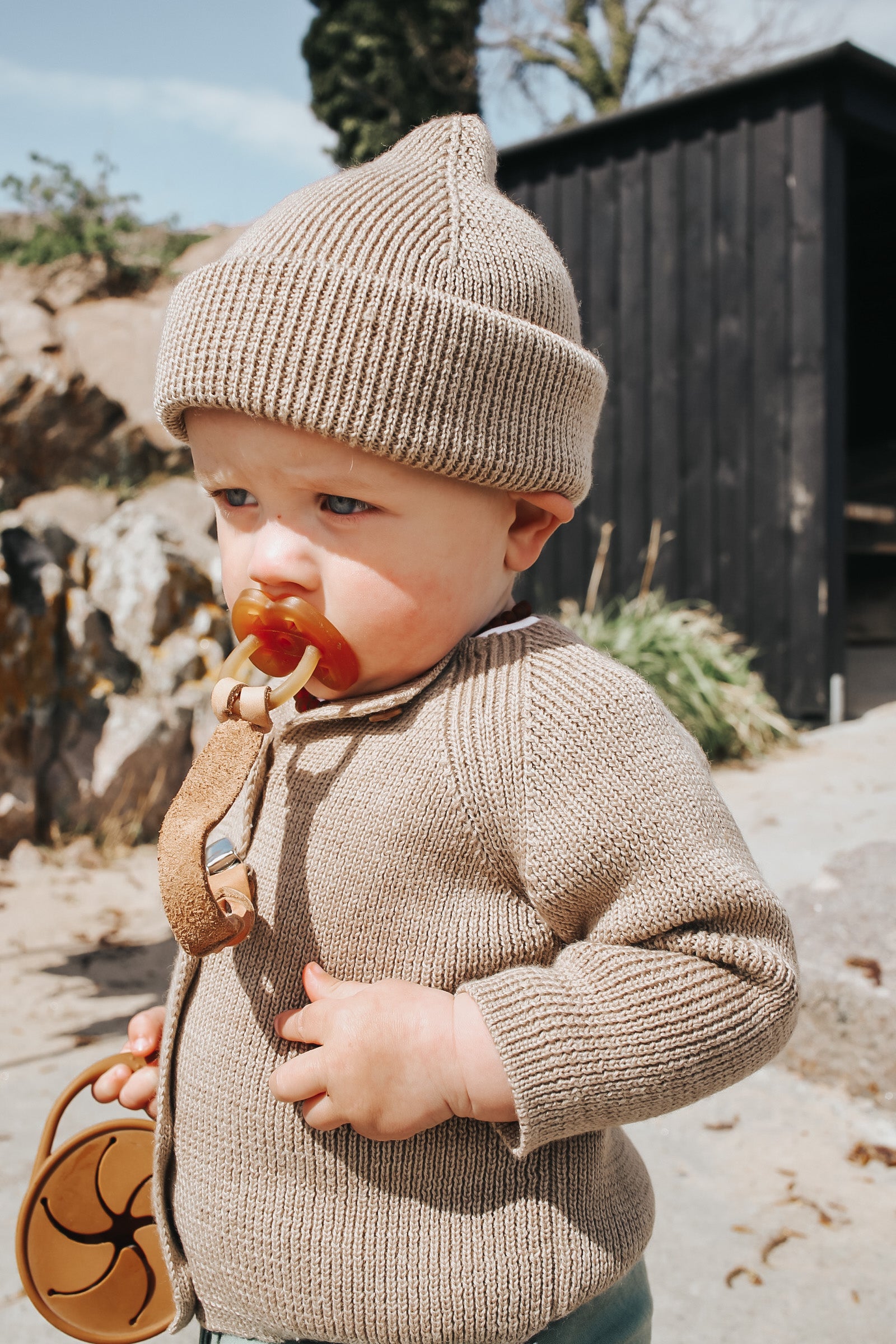 Baby med uld og sut